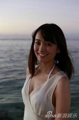 组图：日本不伦女主播解放火辣胴体湿身戏水