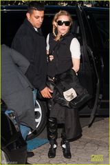 组图：55岁麦当娜麻花辫扮嫩 紧身裤装显帅气