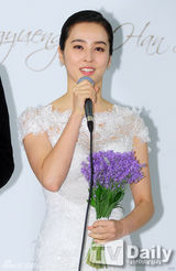 组图：韩惠珍寄诚庸完婚秀恩爱 蜜月将延后