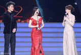 组图：国剧盛典李小璐贾乃亮同台 红裙优雅