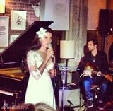 组图：打雷姐低胸白裙献唱 头戴百合似花仙子