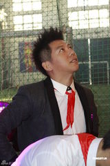 组图：羽泉圣诞节再办个唱 较量攀岩秀出真功夫