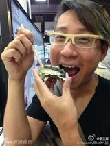 台歌手李立崴微博生前照 爱萌犬自侃酷似梁家辉