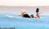 组图：Gaga穿比基尼巨乳狂压冲浪板 水中豪放脱衣