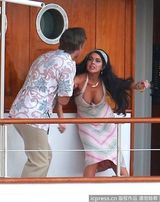 组图：林赛着爆乳吊带裙撕打不慎露半球