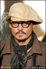 组图：约翰尼-德普亮相新片记者会 女主角花枝招展