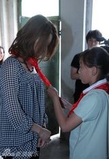 幻灯：尚雯婕儿童节为外来务工子女献爱心