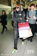 组图：TEENTOP现身机场 飞往台湾开个唱