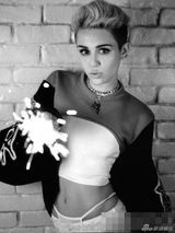 组图：麦莉-塞勒斯另类大片 手持玫瑰红唇挑逗