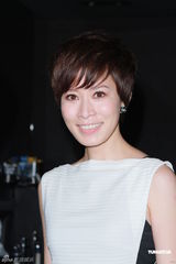 组图：佘诗曼捧场内衣秀 周家蔚大肚仍穿高跟鞋