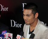 组图：邵兵型酷现身品牌活动 为戏辗转消瘦气场不减