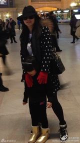 组图：王诗龄游博物馆看音乐剧 甜笑露文艺范儿