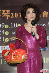 组图：蔡琴开唱猛操小腹 练马甲线向Jolin看齐