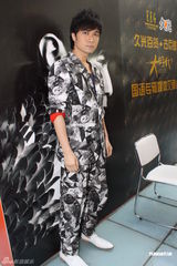 组图：古巨基上海签售新专辑 与粉丝近距离接触