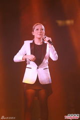 组图：雷颂德个唱献歌儿子 郑秀文助阵掀高潮