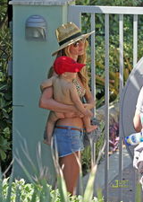 高清组图：吉赛尔-邦辰携子戏水 豹纹装浴场惹眼