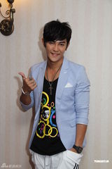 组图：汪东城三十岁生日与歌迷庆祝 分享龙珠蛋糕 