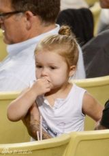 组图：小贝化身奶爸哄女儿 小七捏脸抢帽玩老爸