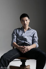 组图：李泰全新写真 尽展轻熟绅士魅力