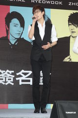 组图：SJ-M台北签唱会 兄弟情深互喂台湾小吃