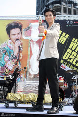 组图：萧敬腾新专辑改版 新片票房告捷手握小金人