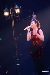 组图：梁静茹银白短裙开唱 送亲笔签名纸飞机