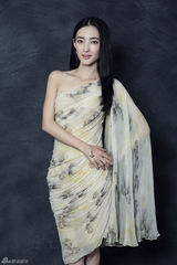 组图：王丽坤登新年封面小露香肩清逸淡雅