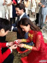 组图：周汶锜法国古城大婚 妹妹周丽淇相伴