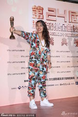 组图：葛仲珊获最佳新人奖 登台表演花裙抢镜