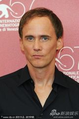 高清：《米克的近路》发布 男星格林伍德“蹲墙角”