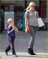 组图：泰莉莎挺大肚逛街 怀孕胃口好猛喝饮料