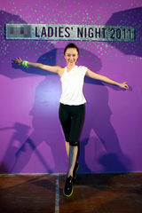 组图：霍思燕领千人女子训练 挥洒自然健康魅力