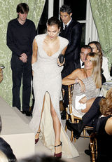 高清图：C罗携女友亮相亲密互动 伊莉娜秀美背