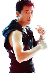 组图：夏雨最新时尚大片 铁骨铮铮更显硬汉柔情