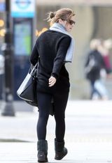 组图：艾玛-沃特森漫步伦敦 长袍黑纱表情严肃