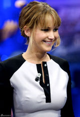 高清组图：詹妮弗-劳伦斯做客节目 跳舞玩射箭