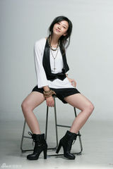 高清图：唐一菲告别古典美 中性写真尽显别样性感