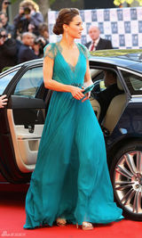 组图：英国凯特王妃蕾丝礼服亮相皇家音乐会