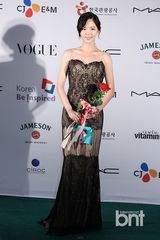 组图：韩孝珠玉泽演等众星亮相釜山电影节蓝毯