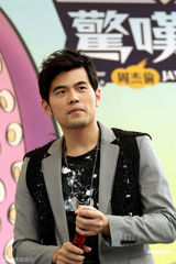 组图：周杰伦台北办签唱会不忘逗笑揶揄狗仔