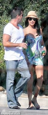 组图：人妻劳拉手遮孕肚西蒙护驾 遭狂风掀底