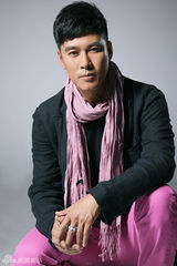 组图：孙玮撞色系写真尽显型男不同魅力