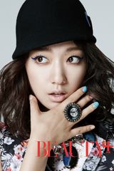 高清组图：韩星朴信惠写真蓝色眼妆突显独有气质