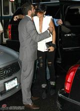 高清组图：蕾哈娜雷人墨镜登场 和异性友人亲密拥抱