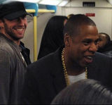 组图：外国男神搭地铁 卷福造型经典美队低调