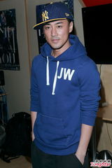 组图：林峰将再再次唱响红馆 帅气练唱