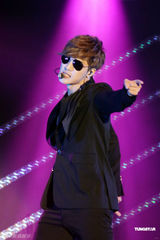 组图：金贤重开唱露胸耍性感 与gaga撞期仍火爆