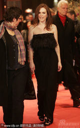 幻灯图：《孩子们没事》首映 朱丽安-摩尔黑裙性感