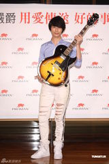 组图：严爵赠千万大礼为母庆生 另一半要孝顺