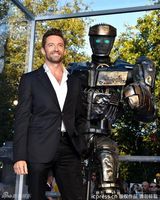 组图：《铁甲钢拳》伦敦首映 休-杰克曼比划拳脚